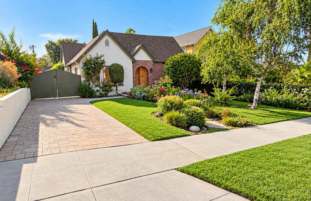English-Tudor 3brm, 2 1/2 bath front residence  AND, detached 1brm unit with, pool & spa Gallery 3