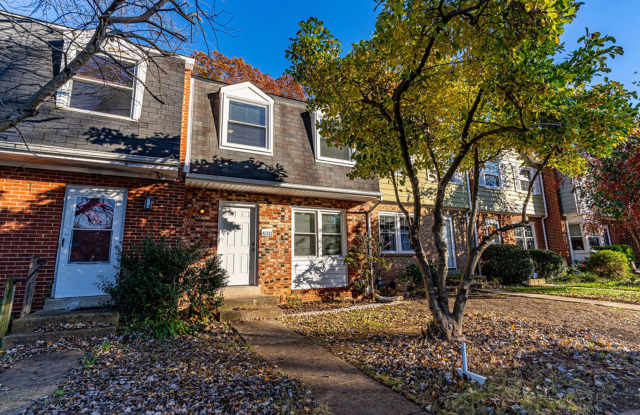 Beautiful 3-Level Townhome with Hardwood Floors & Fenced Yard Gallery 3