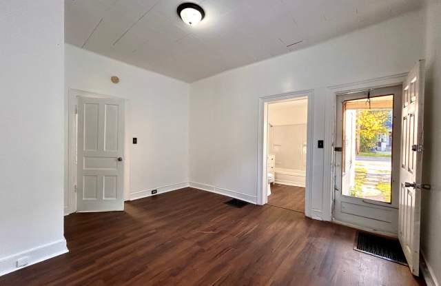 Three Bedroom Home in Southeast Grand Rapids - Rent Special! - 427 Highland Street Southeast, Grand Rapids, MI 49507