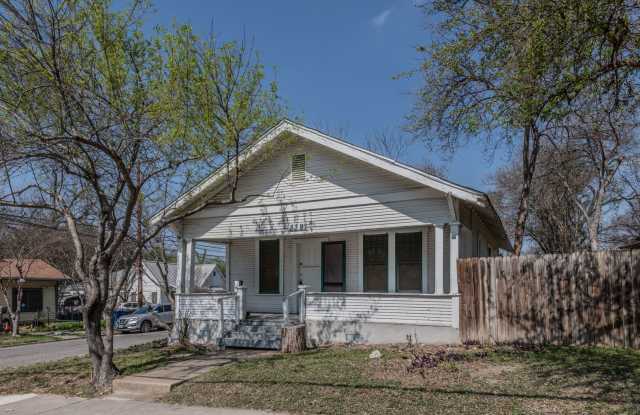 QUAINT 2/1 HOUSE AVAILABLE IN NOW! photos photos