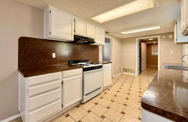 Large 2/2 Single Family Home in White Oak! Gallery 1