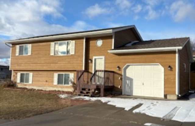 4 BED | 2 BATH | SINGLE GARAGE | RAPID VALLEY - 5512 Shaw Court, Rapid Valley, SD 57703