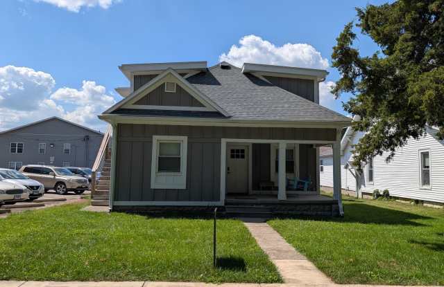 Newly Updated 5-Bedroom Home - EIU Campus! Gallery 1