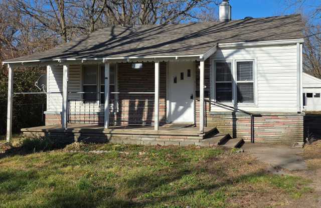 Updated!  2 Bedroom 1 Bath home! $895! - 2521 North East Avenue, Springfield, MO 65803