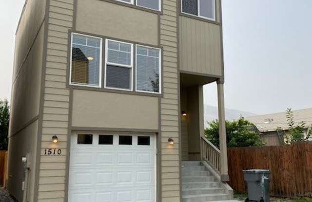 Beautiful 3 bedroom house available SOON! Pets negotiable! Gallery 1