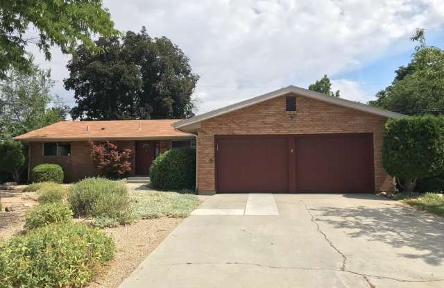 3824 Greenbrier | 2,744 Sq Ft Home in Mature Neighborhood w/ 2 Fireplaces, Landscaping Included! photos photos