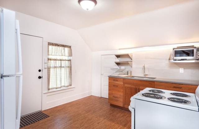 Spacious top floor duplex w/tons of storage in Ballard! Available 1/1/25! - 6517 23rd Avenue Northwest, Seattle, WA 98117