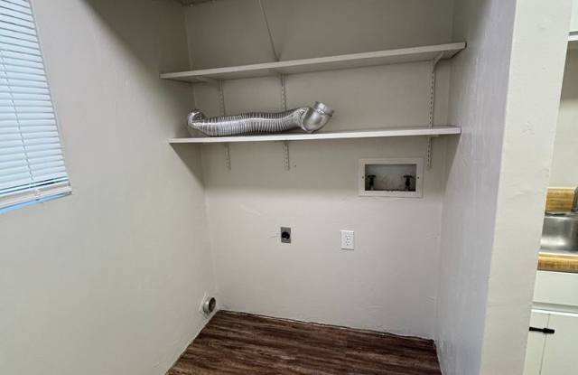 Updated townhome just near Midtown Gallery 4