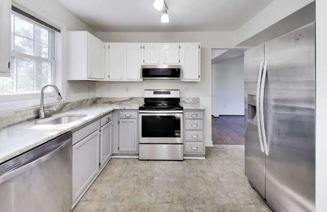 Beautiful Home in Severn - 4Bedroom/3.5Bathroom - One car garage+driveway Gallery 3