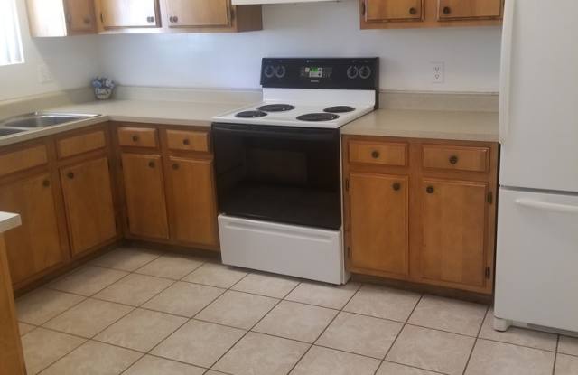 3 Bedroom Home in Town on half an acre! Gallery 3