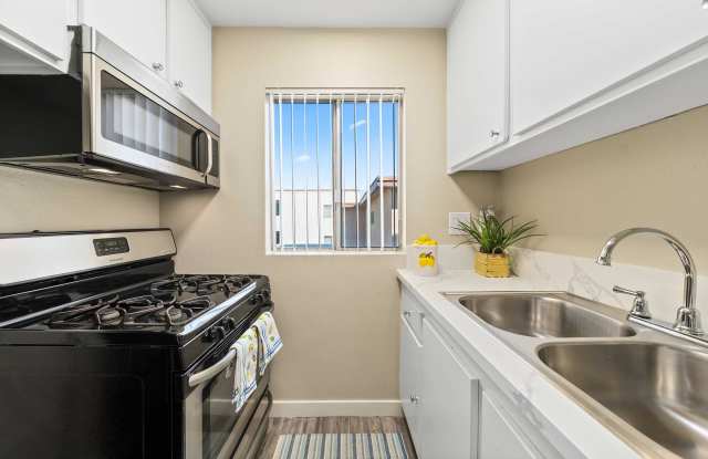 Summerview Beach Resort Luxury Apartments Gallery 1