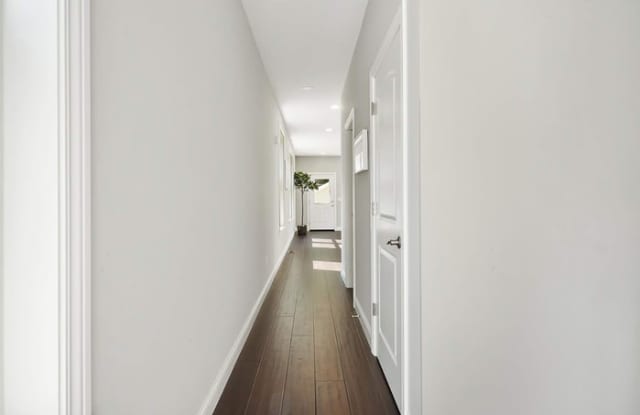 1519 Oak Street Gallery 2