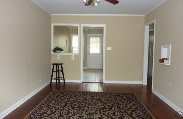 Beautiful 2 Bed 1 Bath in Quiet Area - NO PETS ALLOWED Gallery 3