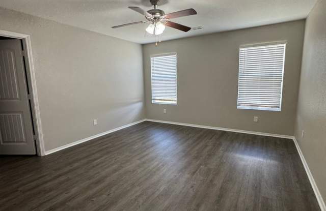 4 bed / 2 bath Available Now! Gallery 3