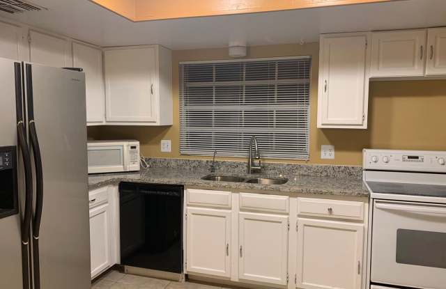 Conveniently Located 4/2 with Fenced Backyard in Winter Springs! Gallery 4
