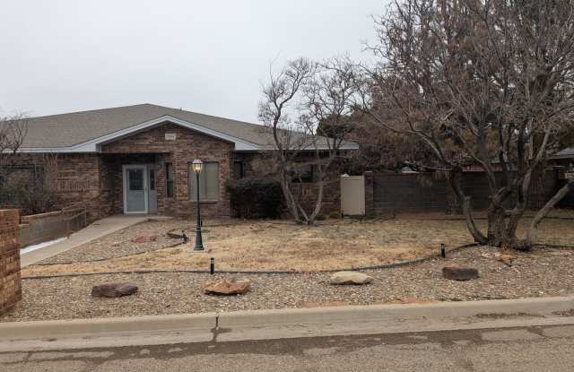 Beautifully Landscaped 3 bedroom, 2 bathroom Home in Desirable Oakwood Manor! Pets Welcome! photos photos