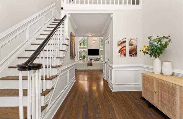 4512 Woodhaven NE Gallery 2