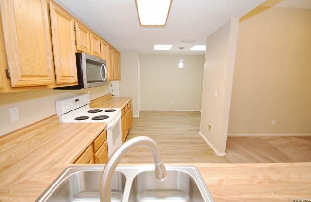 1011 HEDGESTONE DR Gallery 3