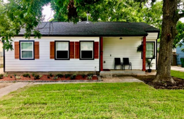 729 E Kyle St. - 729 Kyle, Angleton, TX 77515 729 E Kyle St. - 729 Kyle, Angleton, TX 77515