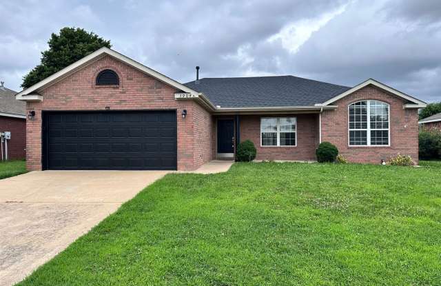 Gorgeous 3-Bedroom Home with Spacious Yard photos photos