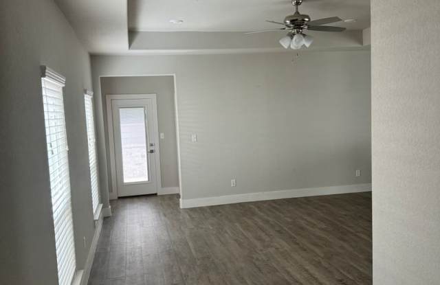 3/2/2 BEAUTIFUL HOME with CUSTOM FEATURES / FIREPLACE Gallery 4