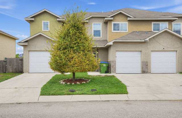 Charming 3-Bedroom Townhome in Selma | Private Fenced Yard + Garage! Gallery 3