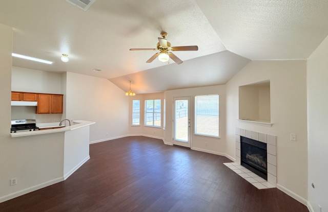 4 BEDROOM HOME - SPACIOUS INTERIOR - LARGE YARD Gallery 3