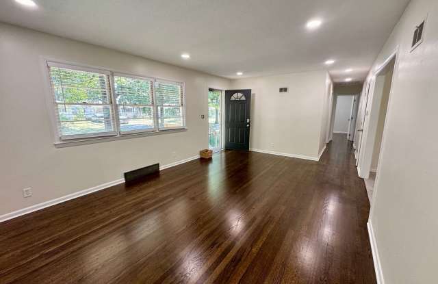 Fully Renovated Home Near Downtown Blue Springs Gallery 4