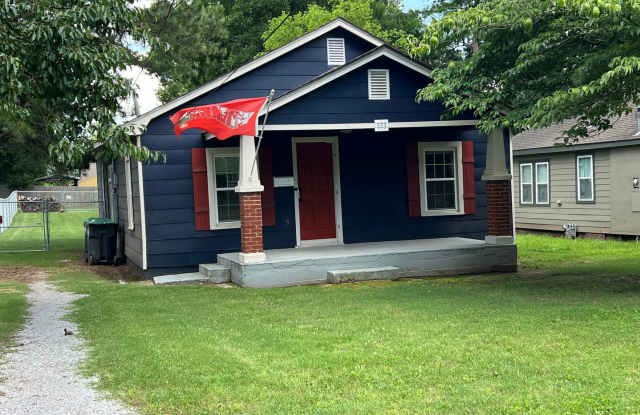 Comfort and Convenience : 3 Bedroom 2 Bathroom with a large fenced yard photos photos