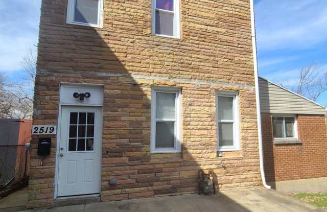 5BED/2BATH House w/ HUGE Front Yard and Deck! Gallery 1