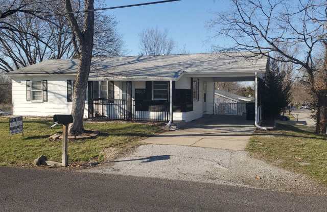 3 bd, 2 ba house NE Columbia, 2nd living room downstairs, fenced, w/d included photos photos
