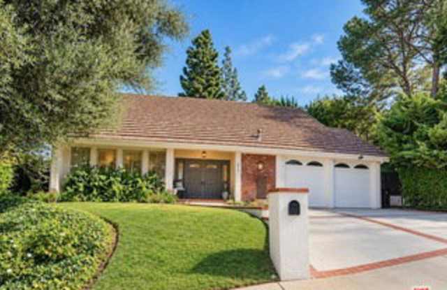 4520 Cezanne Avenue Gallery 1