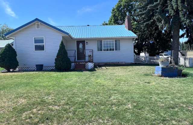 Charming 2 Bed, 2 Bath Farm-Style Home in Greenacres, WA! photos photos