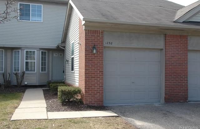 1238 UNIVERSITY Drive - 1238 University Drive, Pontiac, MI 48342