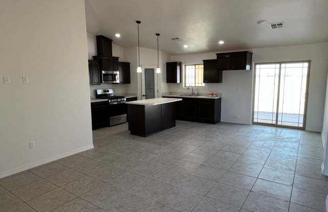 3 Bedroom Split Floor Plan with 2 bathrooms en San Luis AZ. Lista para rentar. Gallery 3