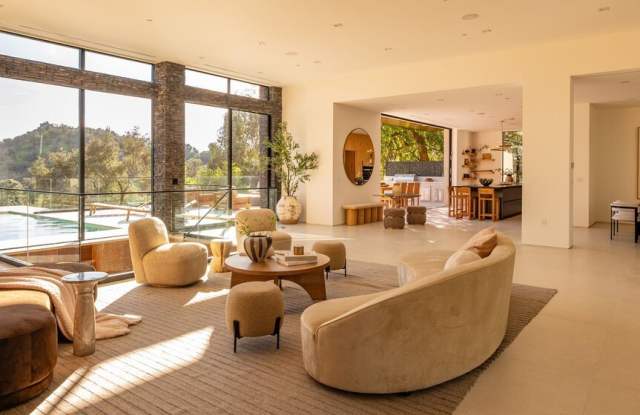 12752 Mulholland Dr Gallery 4
