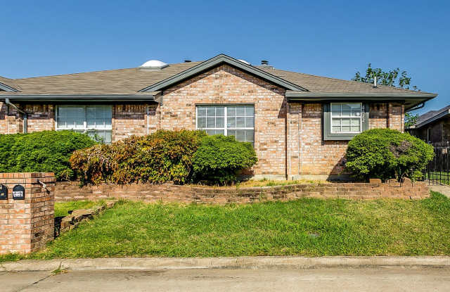 Cute 3 Bedroom 2 Bath 2 Car Garage One Side of Duplex for Rent in Southeast Arlington- 76001 - 6422 Valleybrooke Court, Arlington, TX 76001