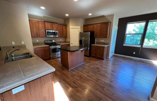 20744 SW Sister Lane ~ MOVE-IN SPECIAL 1/2 OFF First Month's Rent! Amazing Tri-Level Home Gallery 4