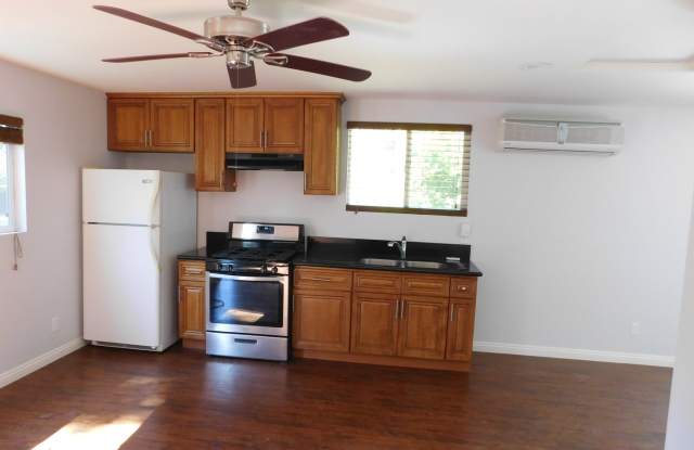 17231 Archwood Street Gallery 4