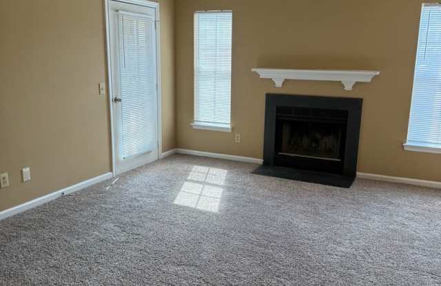 Spacious 2BR unit convenient to Guilford College Rd & Wendover Gallery 4