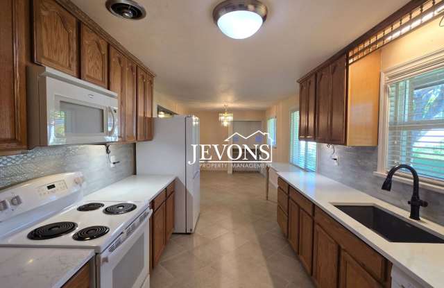 Spacious 3BD/2BA Home with Driveway Parking & In-Unit Laundry – Yakima Gallery 1