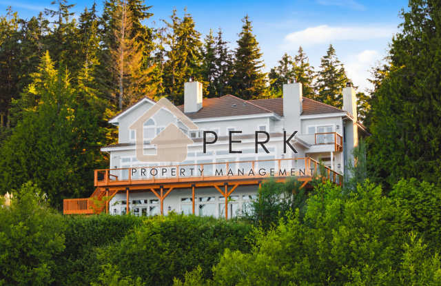Spacious 5-Bedroom Home with Bay Views, Pool & Hot Tub – Port Hadlock Gallery 1