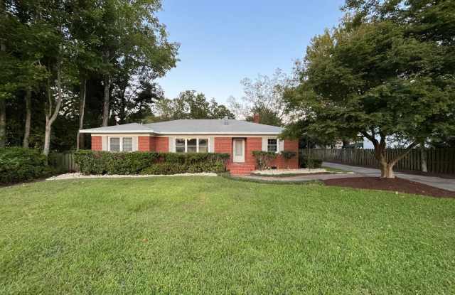 5bd/2ba NEWLY remodeled brick ranch home. NO CATS. - 522 North Kerr Avenue, Wilmington, NC 28405