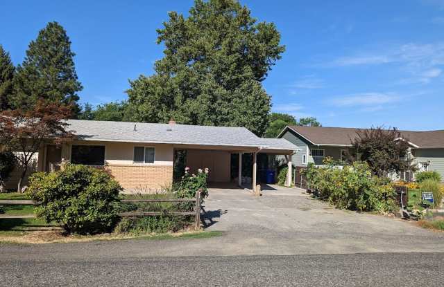 3 bedroom 2 bath pet-friendly house with amazing backyard! photos photos