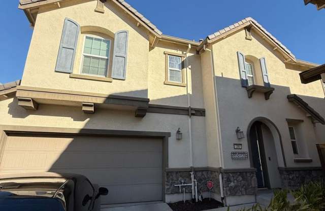 Beautifully maintained 3-bedroom, 2.5-bath, 1,975 sq ft in Sacramento Gallery 3
