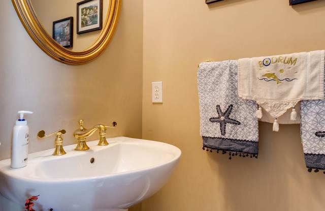 1819 HYDEN PLACE Gallery 4