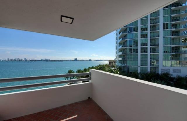 555 NE 30th St photos photos