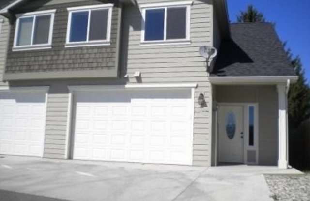 3 bed/2.5 bath townhome! Double garage, a/c, dishwasher and washer  dryer! photos photos