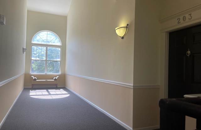1519 N NORTH POINT DRIVE Gallery 3