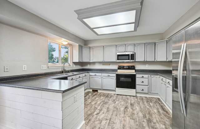 Spacious 4BR/4BA Home in Arvada — Private Dog Run & Finished Basement Gallery 3